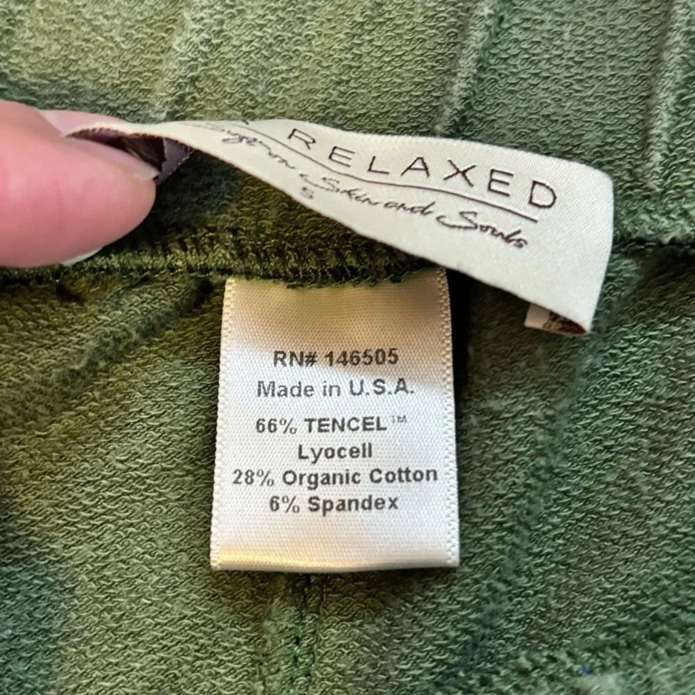 LA Relaxed Green Tencel Shorts - size S​​ - Picture 6 of 9
